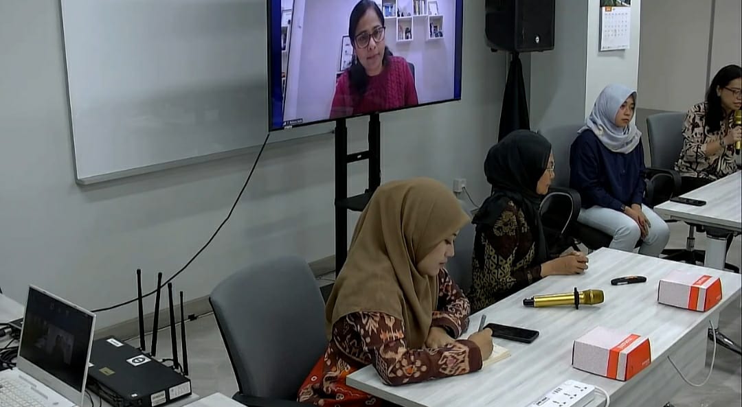 Di Garis Depan Layanan Kesehatan, Perempuan Masih Berjuang Menembus 